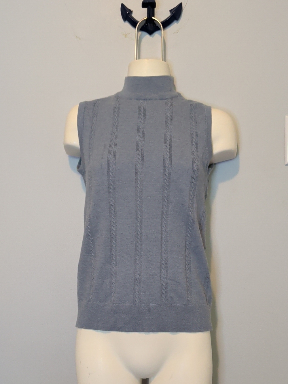 Suzy Shier Sleeveless Mock Neck Cable Knit Sweater - Light Gray